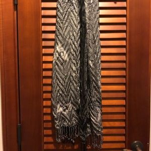 Soft long pashmina scarf with ribbing, black grey